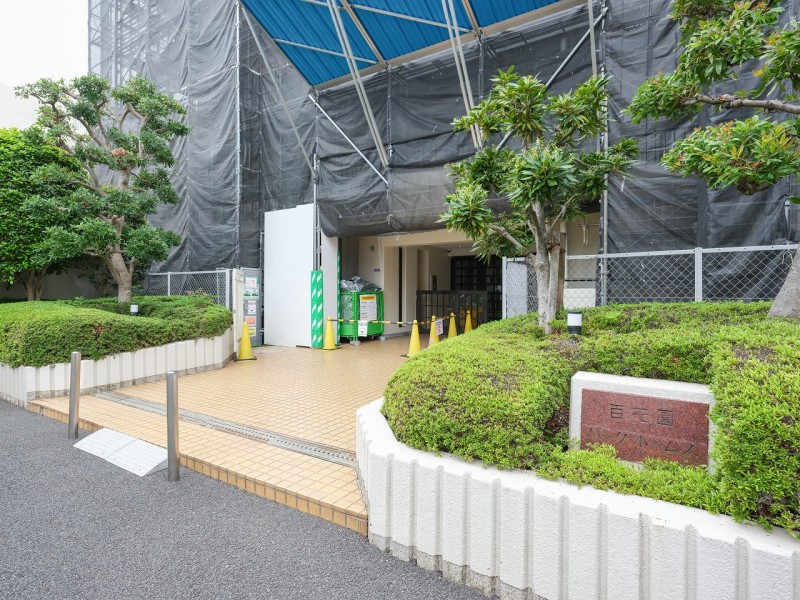 定期的なメンテナンスが行われ綺麗に保たれたエントランスです。心安らぐ植栽が施され、毎日気持ち良く出入りできますね。（現在外壁等改修工事中）