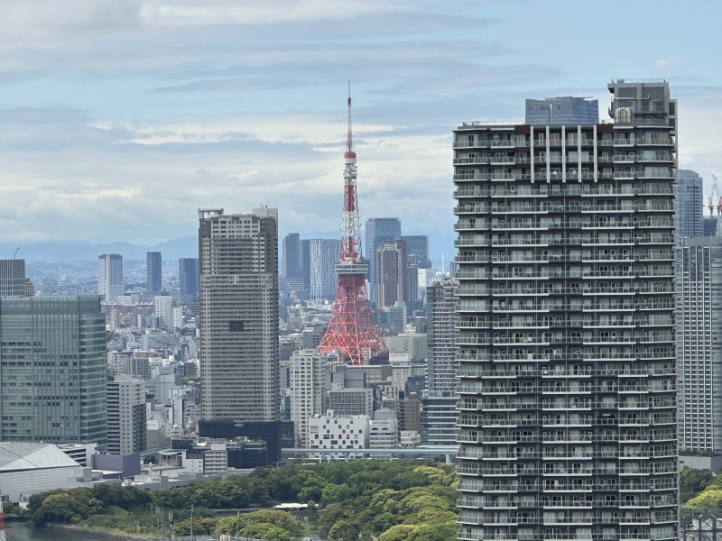 バルコニーからの東京タワーの様子です。専有部分からの特別な眺めに、オンもオフも楽しめるロケーション。青空の下そびえたつ、コントラストな眺望を堪能できます。