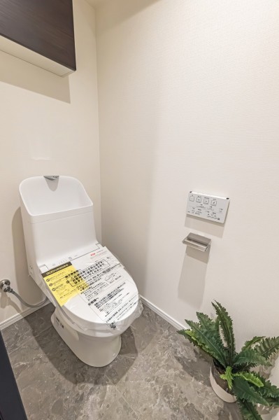優れた節水効果や汚れが付きにくい便座など、ほしかった機能が揃ったウォシュレット一体型トイレです。上部には便利な吊戸棚収納を設けました。