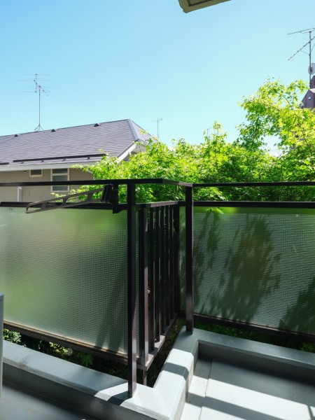 南向きで採光性のとれたバルコニーです。前方の建物とは距離があるので、晴れた日には洗濯物がしっかり乾きそうです。