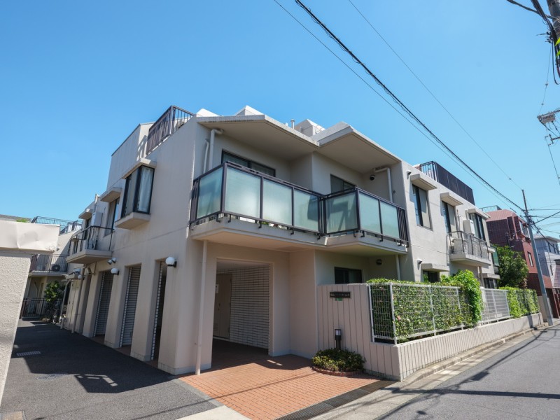 三井不動産㈱旧分譲の上質な低層マンション。閑静な住宅街ですが、『新桜台』駅徒歩４分、『桜台』駅徒歩7分と利便性も良好です。徒歩5分圏内に、スーパーやドラッグストアもあります。