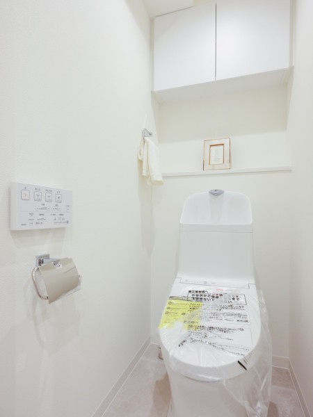 レストルームも上品さが宿る安らぎのスペースに仕上がりました。優れた節水効果や汚れが付きにくい便座など、ほしかった機能が揃ったウォシュレット一体型トイレです。