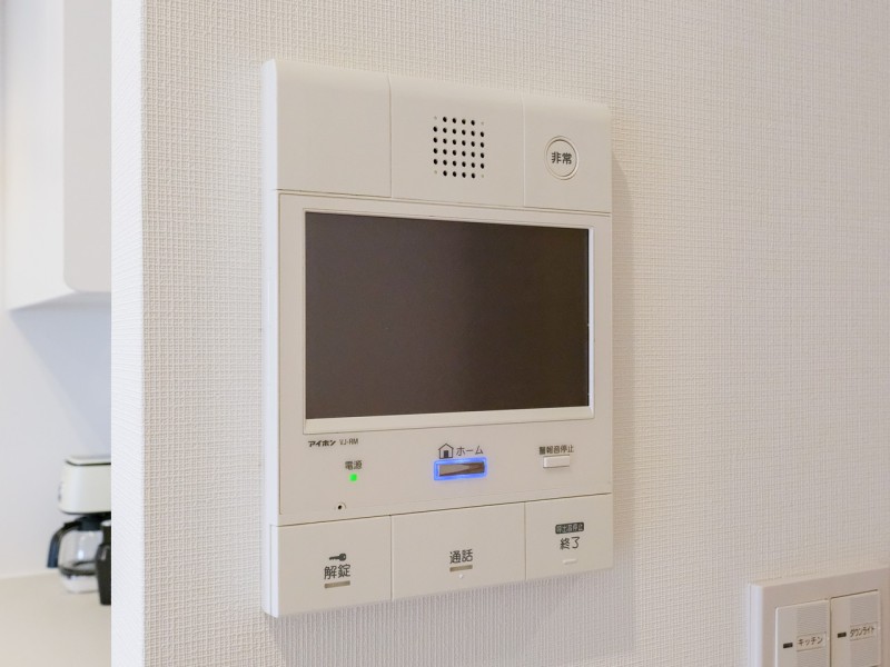 ◆TVモニター付インターホン◆訪ねてきた相手をモニター越しに確認でき、防犯対策に役立ちます。インターホン越しに話をすることが可能です。