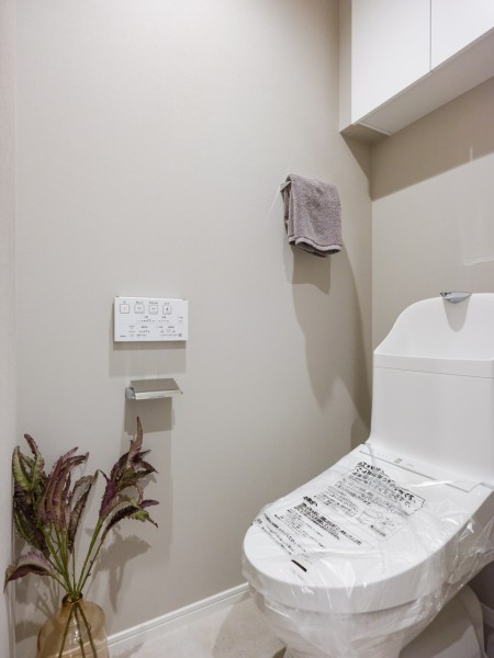 優れた節水効果や汚れが付きにくい便座など、ほしかった機能が揃ったウォシュレット一体型トイレです。上部には吊戸棚を備え付けました。