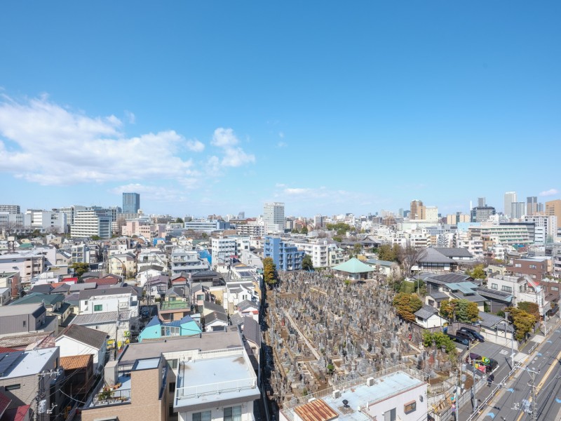 9階のバルコニーからの開放的な眺望です。前面には高い建物がないので、都心らしい眺望がお楽しみいただけます。