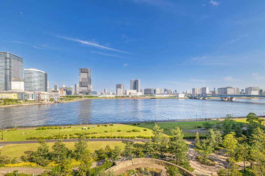豊かな水辺と青々と広がる大空に開放感をめいっぱい感じる眺望です。開けた空を眺めながらほっと一息つき、日常をアップデートできる空間です。