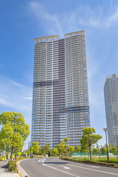 ㈱オリエンタルランドが外構のコンセプトデザインを施したマンションです。充実した共用施設や管理体制が快適な暮らしをサポートします。