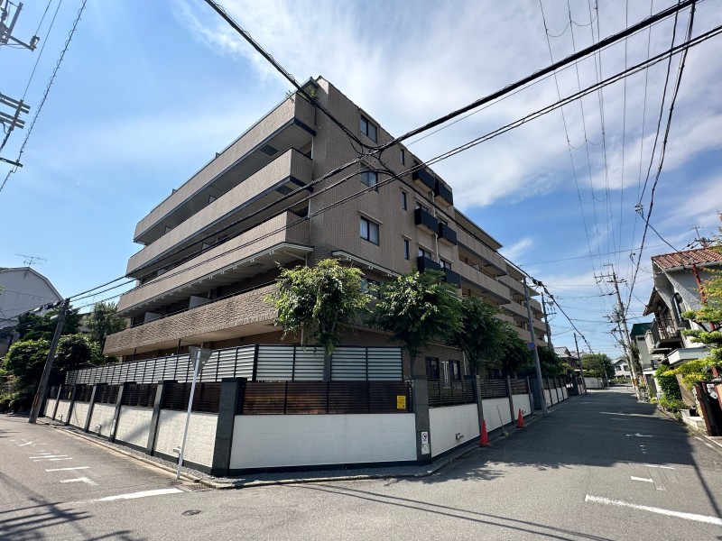 銀閣寺道バス停から1分です。東山連峰を望む眺望があり、五山の送り火（大文字）を鑑賞できる立地です。哲学の道や銀閣寺が近く、京都らしい街並みを堪能できる立地です。