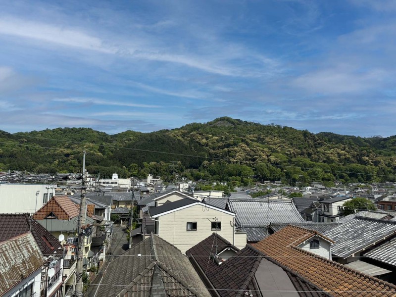 周辺は戸建てが多い住宅地で、東山連峰の緑を臨む眺望があります。大きな空と、初夏の美しい緑や四季折々に変化する自然の美しさを感じられる眺望が広がります。