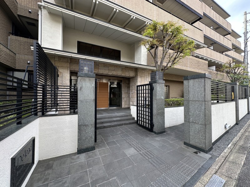 2001年2月建築、総戸数39戸のマンションです。周辺は閑静な住宅地で、落ち着いた京都らしい街並みです。周囲の雰囲気に調和しつつ、重厚感ある外観が目を引きます。