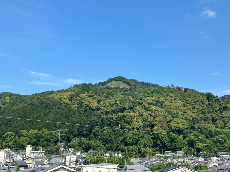 京都の夏の風物詩、五山の送り火（大文字）を鑑賞できる立地です。ご自宅から混雑知らずで鑑賞出来ます。周囲には寺社なども多く存在しており、歴史や趣を感じられます。