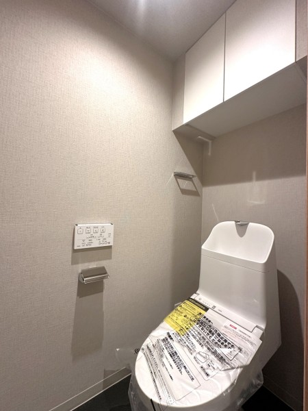 TOTO製ウォシュレット一体型のトイレ新規交換しました。お手入れ楽々な機能が多数搭載されていて、毎日のお掃除もしやすいです。吊戸棚を設置し、小物類の収納にも便利です。