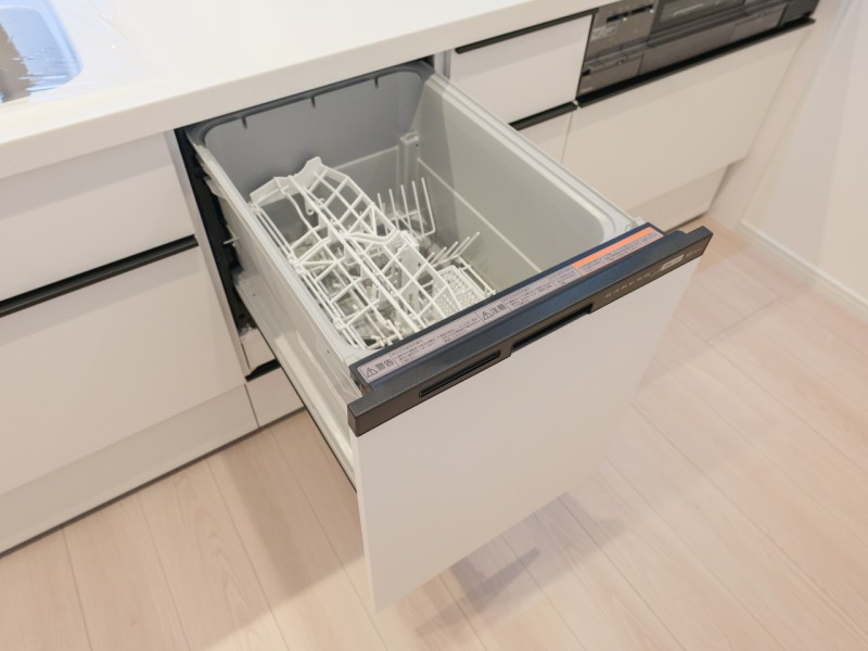 ◆食器洗浄乾燥機◆家事の時間を短縮できる優れもの。さらに節水・節約を同時に行うことができるので、大変人気があり重宝します。