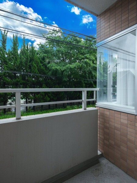 こちらは、洋室2のバルコニーです。居室に緩やかな風と光を届ける大切な空間です。