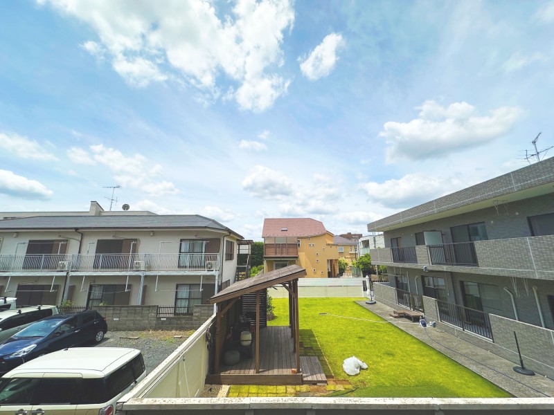 バルコニーからの眺望です。前面には高い建物がないので、開けた空を眺めながらほっと一息つき、日常をアップデートできる空間です。