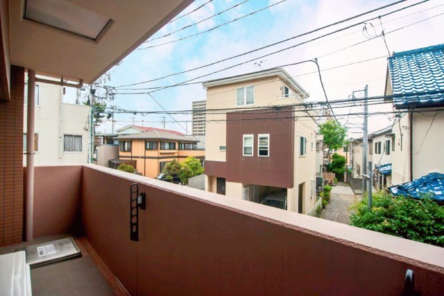 心地よい陽光を取り込み、空間をゆるやかに紡ぐバルコニーです。洗濯金物付きで晴れた日にはしっかりと洗濯物を乾かせそうです。