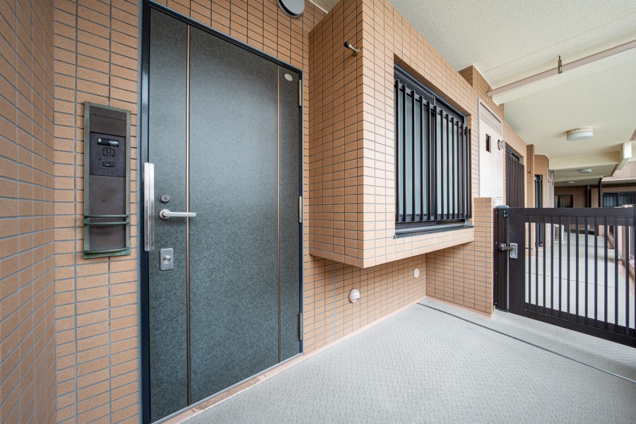 ポーチ付きでプライバシーが守られた玄関前です。安心してお住まいいただけます。ポーチがあることで、マンションの外観を守りながら、インテリアを楽しむことができます。