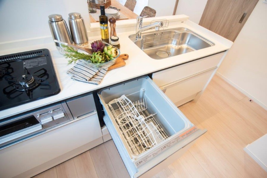 ◆食器洗浄乾燥機◆家事の時間を短縮できる優れもの。さらに節水・節約を同時に行うことができるので、大変人気があり重宝します。