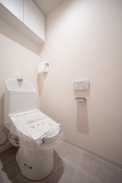 優れた節水効果や汚れが付きにくい便座など、ほしかった機能が揃ったTOTO製ウォシュレット一体型トイレを新規設置しました。吊戸棚も設置しましたので、収納も便利です。