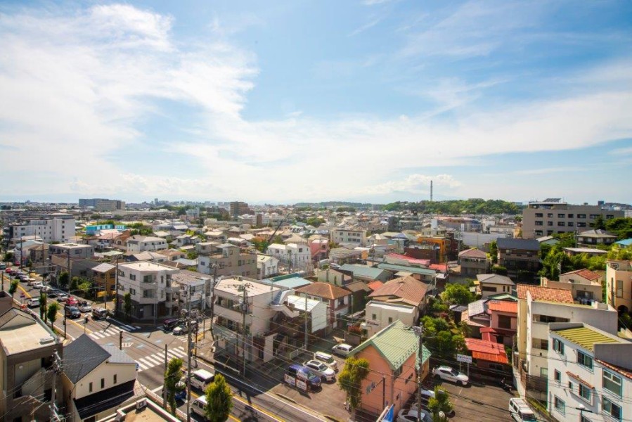 リビングダイニングに隣接したバルコニーからの眺望です。前面を遮る建物もなく、スッキリとした大きな青い空が広がります。