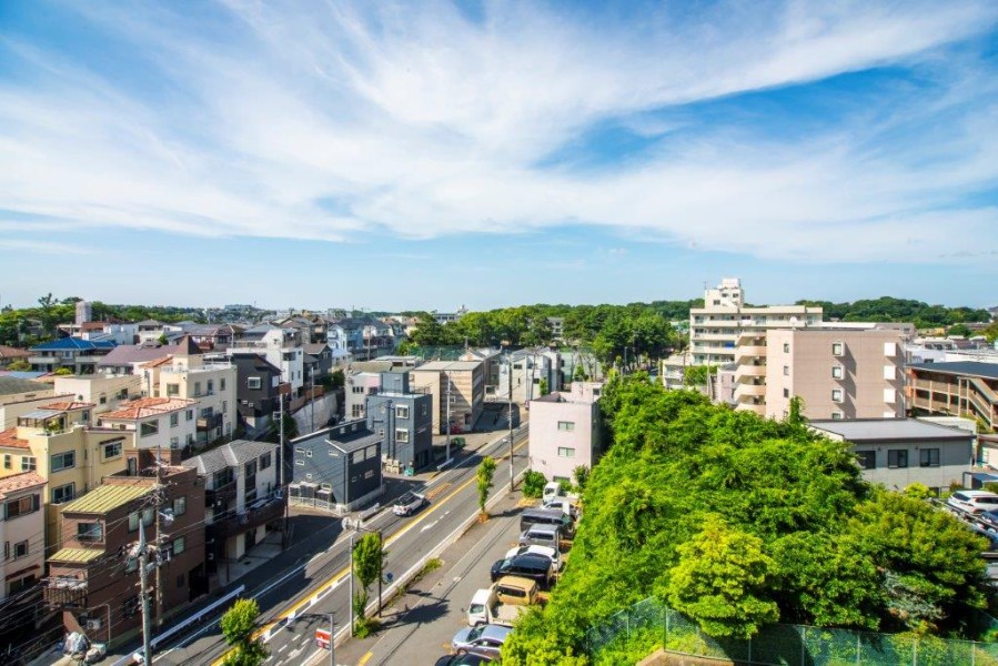 洋室1・洋室2に隣接したバルコニーからの眺望です。爽やかな青空を見ながら解放感を味わい、ほっと一息つけそうです。
