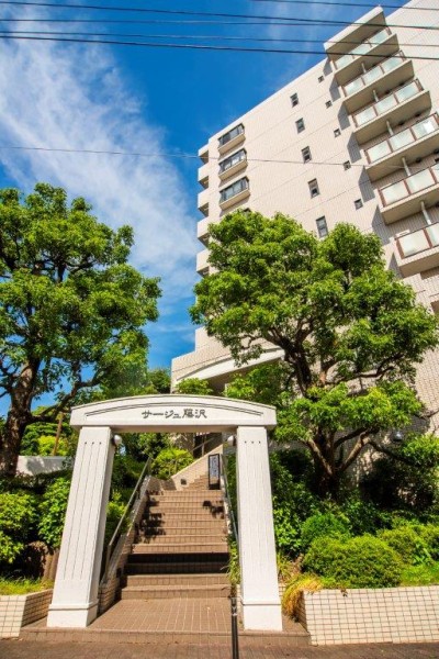 植栽に囲まれ、管理体制も整っており、共用部分も綺麗に整えられているマンションです。