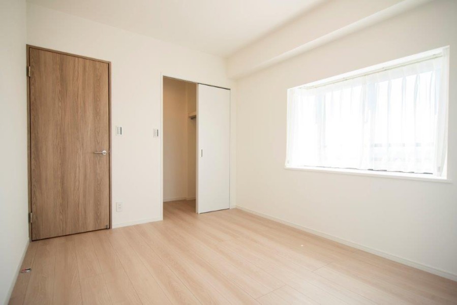 洋室1は二面採光で明るい光が入る気持ちの良いお部屋です。ウォークインクローゼット付きで居室部分を広々とお使いいただけます。