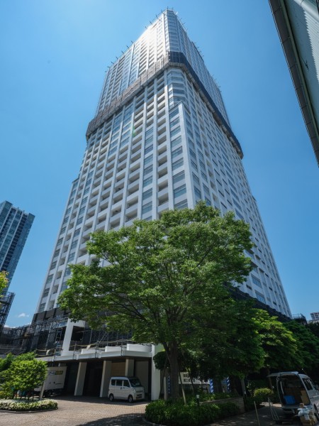 敷地面積8700m²、総戸数373戸、鹿島建設㈱旧分譲・施工会社。利便性、水辺と自然の潤いに寄り添った36階建の堂々たる存在感を放つタワーレジデンスです。