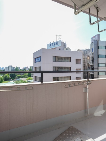 ⑬バルコニーは心地よい陽光と爽やかな風が届く開放的な空間です。洗濯物もしっかりと乾かせそうですね。