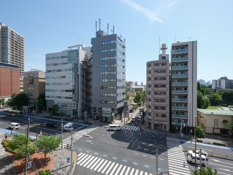 ⑭バルコニーからの開放感溢れる眺望です。伸びやかな空と心安らぐ緑を望む、リフレッシュにぴったりな空間です。