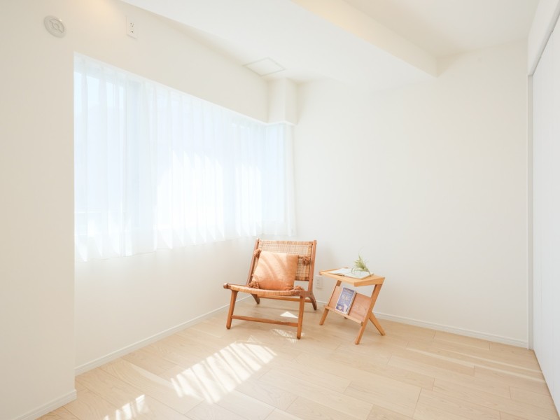 たっぷりの陽光を取り込んだ明るい洋室1です。のびやかな空間の中で、ほっと一息つけるやすらぎの時間が流れます。