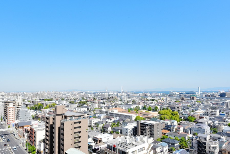 大阪湾まですっきりと見渡せる開放的な眺望が広がります。青い空と海のコントラストが美しいです。街の中心部でありながら落ち着いた住環境を享受できます。