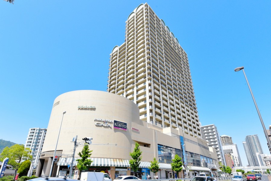 JR住吉駅直結のマンションです。駅とは陸橋でつながっており、非常に便利です。2階から地下1階まではショッピングゾーンとなっており、スーパーや医療施設もあります。毎日の生活は建物内でも完結できます。