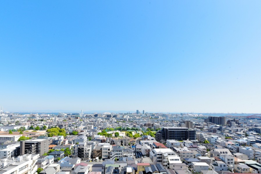 12階部分の南向きで、前面を遮る建物もなく、大きな空と青い海を眺めることができます。季節や時間と共に変化する景色を眺めながら、大きく伸びをしたくなるような空間です
