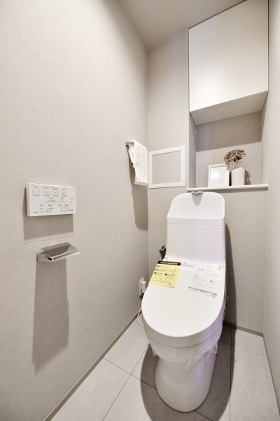 ウォシュレット一体型のトイレ新規交換済みです。お掃除しやすい機能を搭載し、汚れが付きにくい工夫が詰め込まれていますので毎日のお手入れもしやすいです。吊戸棚設置で収納も便利です。