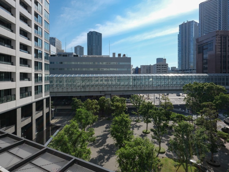 バルコニーからの眺望です。青々とした空と、緑を望み、ほっと一息つき日々をアップデートできそうです。