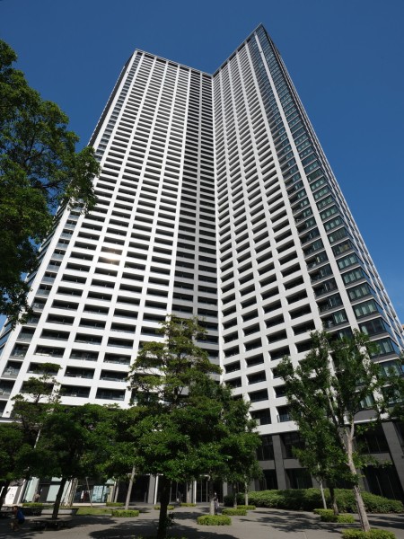 総戸数1420戸、鹿島建設設計・施工、53階建てのタワーレジデンスです。『銀座』や『汐留』にもほど近く、先進のシティライフを楽しめる立地です。