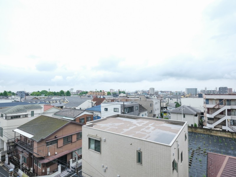 遠くの景色まで見渡せる眺望です。移ろいゆく空の色を楽しみながら、都会の喧騒を忘れてリフレッシュするのにおすすめな空間です。