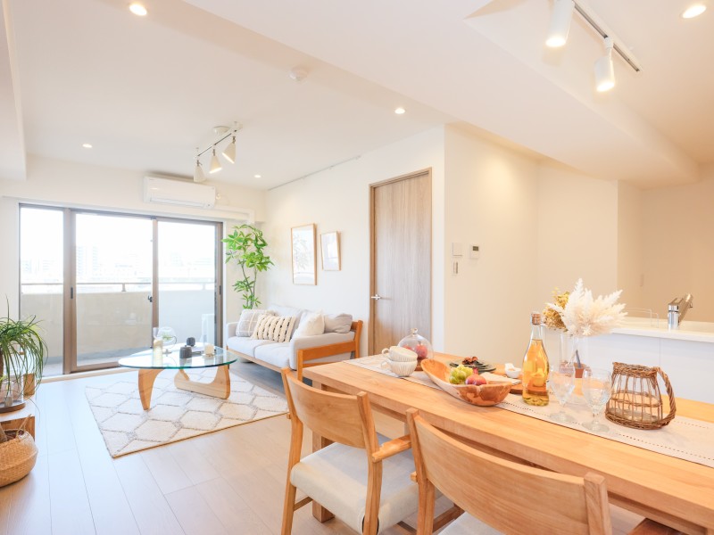 部屋の中心にあるリビングダイニングは、家族や友人と楽しい一時をお過ごしいただける空間です。窓からたっぷりと自然光が入りますので、ゆったりとくつろぎの時間をお過ごしいただけます。