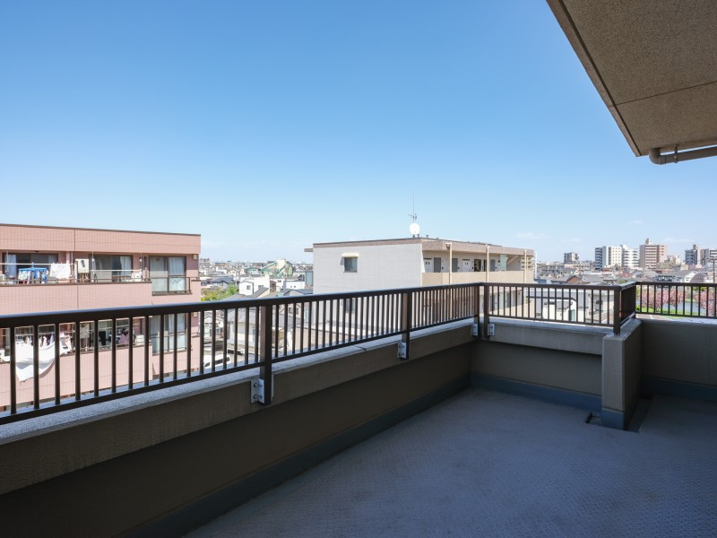 ルーフバルコニーは約8.20m²の広さがあります。暮らしの中で大切な光と風を演出してくれる居心地の良い空間です。