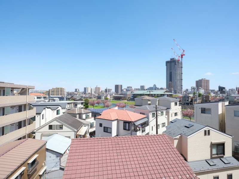 バルコニーからは、遠くまで空が見渡せる見晴らしの良い眺望が広がっていて、旧中川を望むことができます。