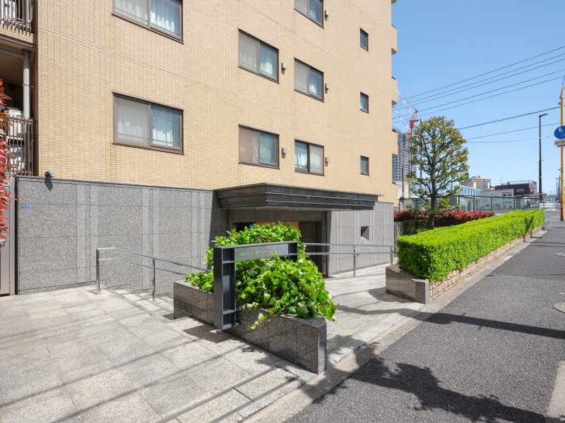 エントランスの外まで管理が行き届いた綺麗なマンションです。スロープがあるので車いすの方やスーツケースがあるとき等、安心してお住まいいただけます。