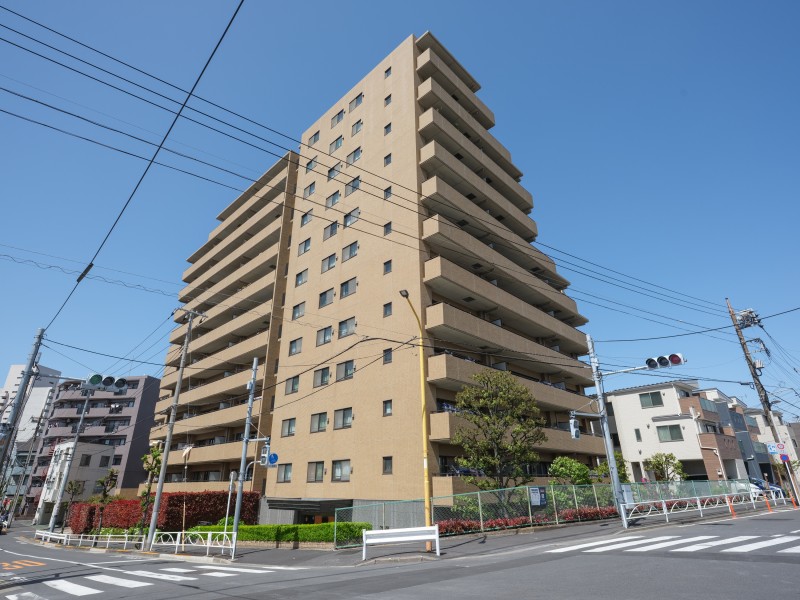 2駅3路線利用できるアクセス便利な立地に佇む柔らかな印象が残るマンションです。あると便利な宅配ボックスが完備されており、安心して暮らしていただけるセキュリティシステムも整っています。