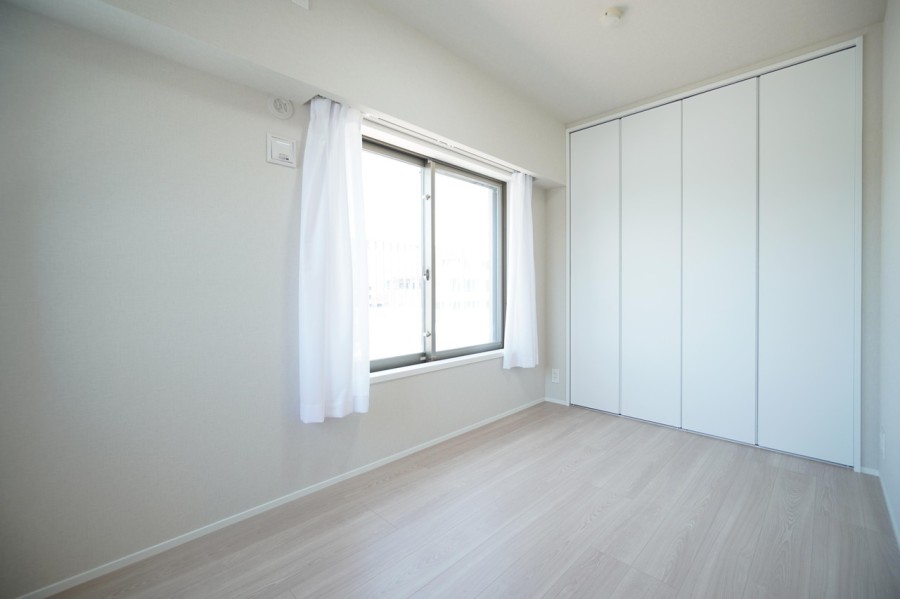 洋室2（約5.3帖）は形の整ったお部屋で家具の配置もしやすく、大きなクローゼットが備え付けられ、お部屋をすっきりと整頓出来ます。リビング隣接のお部屋で、用途に合わせてフレキシブルにご使用頂けます。