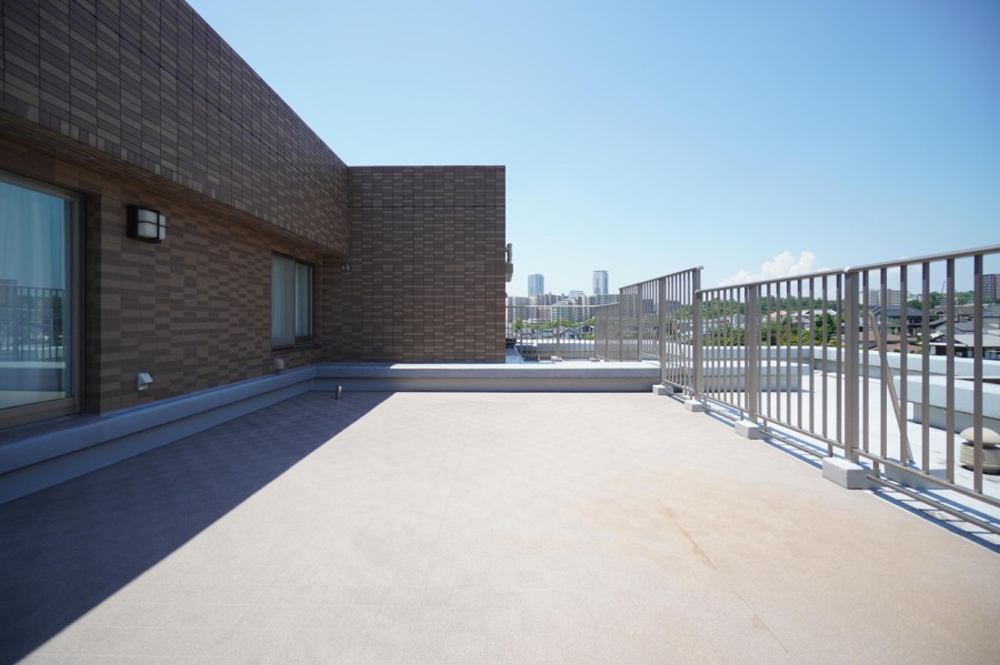 約37.67m²の大型ルーフバルコニー付です。開けた大きな空と遠くの緑を眺めることができ、たっぷりの光と風を感じることが出来ます。毎日の生活に少しゆとりをもたらしてくれます。