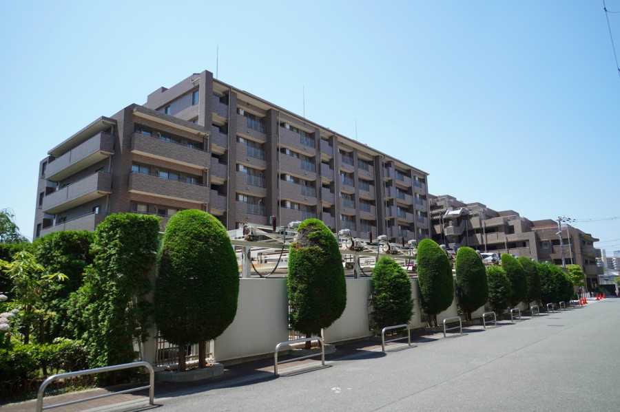 .総戸数145戸、平成14年建築、野村不動産旧分譲の建物です。阪急北千里駅から6分の立地で、大阪梅田までは乗車約31分程度でアクセスできます。利便性と住環境を備えた、子育て環境におすすめのエリアです。