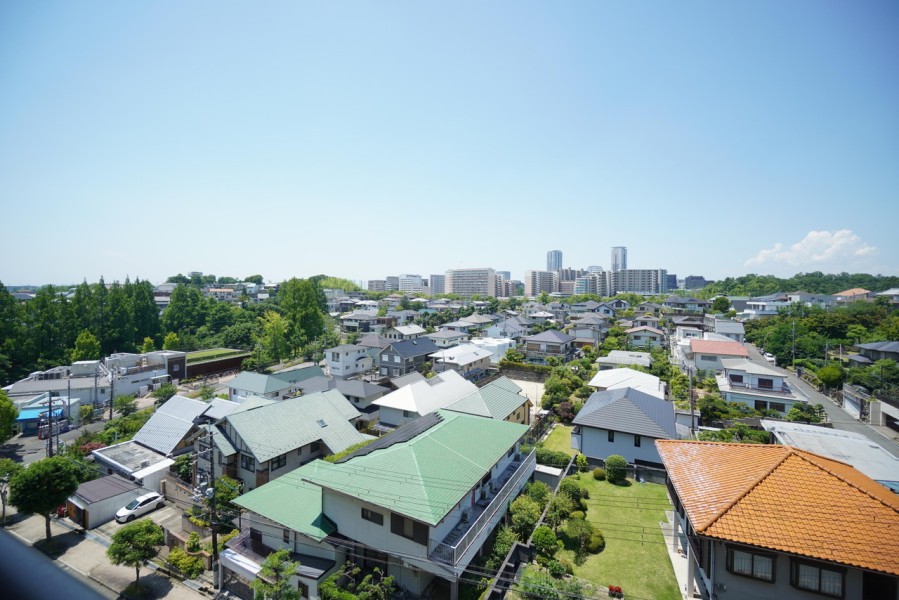 8階部分の三方角部屋で、眺望・通風良好です。周辺は戸建てが多い静かな環境で、時間と共に変化してゆく空を眺めながら伸びをしたくなるような開放感を味わえます