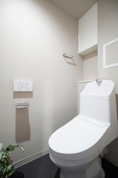 TOTO製ウォシュレット一体型のトイレです。毎日のお手入れが簡単に行える、お掃除ラクラクな機能も搭載しておりいつも清潔に保てます。吊戸棚も設置し、収納も便利です。
