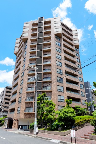 八角形のような特徴的な形が印象的な建物で、街の中でも目をひく存在です。総戸数81戸、近鉄大阪上本町駅徒歩7分、大阪メトロ谷町九丁目駅徒歩8分と交通アクセス良好な立地です。