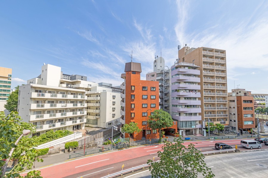 バルコニーからの眺望です。伸びやかに広がる青空と外苑西通りの街路樹が都会的かつ心安らぐ空間を演出します。